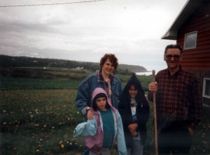 1997 год, июнь, Нинильчик. Мира Бергельсон, Анна Кибрик и Лиля Кибрик с Ником Лиманом.