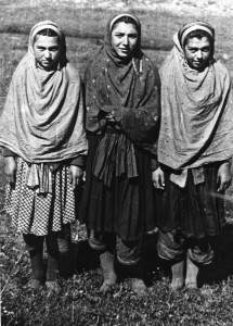 Арчи. Девочки-арчинки в традиционной одежде