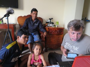 Камбоджа. Провинция Ратанакири. Расшифровка текста в гостинице, слева направо: наш помощник Саат, его дочка, информант тампуан (работник Саата) и С.Ю.Дмитренко.