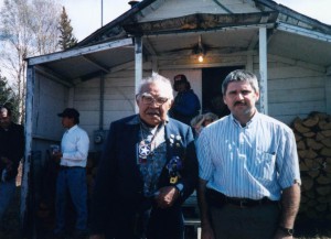 Вождь племени Бобби Исай и Андрей Кибрик у входа в церковь, июль 1997