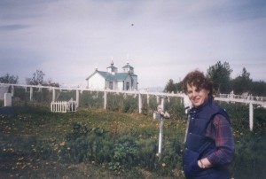 1997 год, июнь, Нинильчик. Мира Бергельсон на фоне православной церкви деревни Нинильчик.