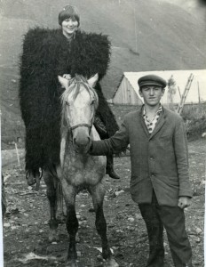 Арчи. И.Самарина в бурке на лошади (еще была такая же фотография Гали Бондаренко)