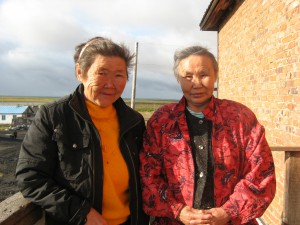 Серафима Мудимеевна Купчик (слева) и Надежда Дентумеевна Чунанчар (пос. Усть-Авам, 2009, фото М. М. Брыкиной)